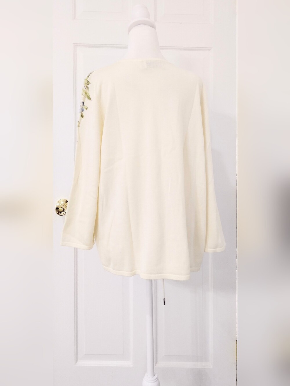 Alfred Dunner Sz LFloral Scoop Neck Women's Top in Cream and Lilac - Picture 6 of 17
